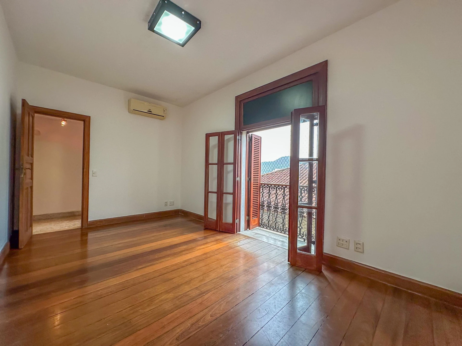 Apartment, 275 m², with a glass-enclosed balcony — photo 31