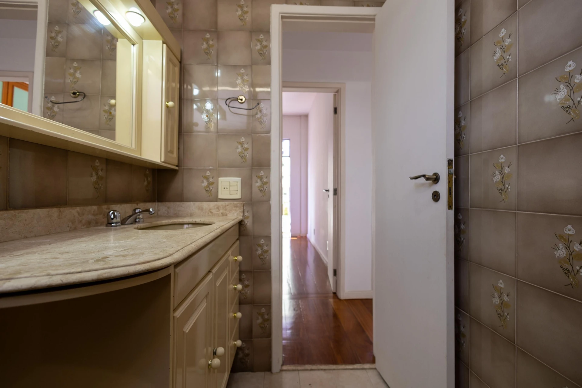 77 m² apartment with a home office and a mountain view — photo 41