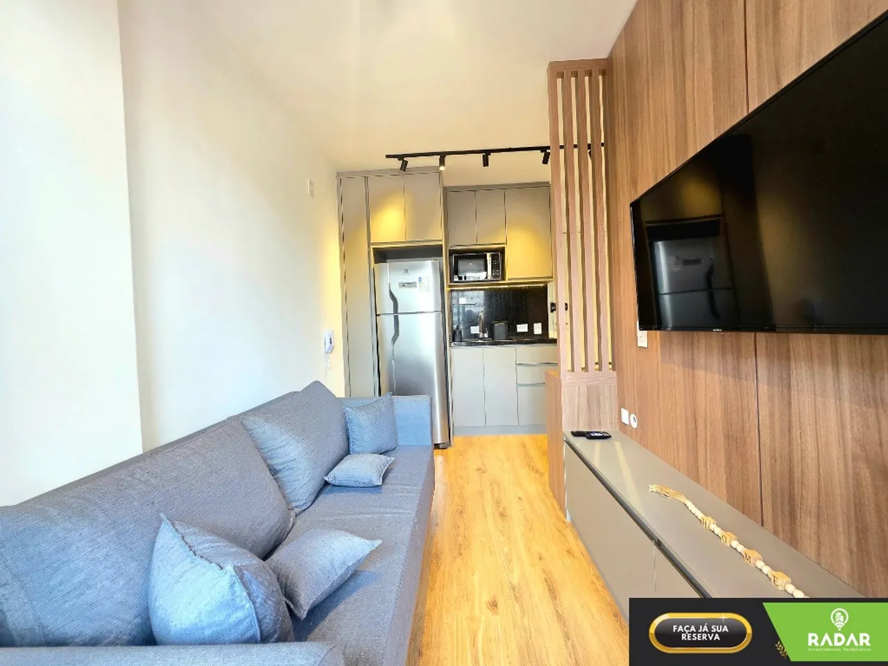 Furnished 2-bedroom apartment with open-plan kitchen — photo 2