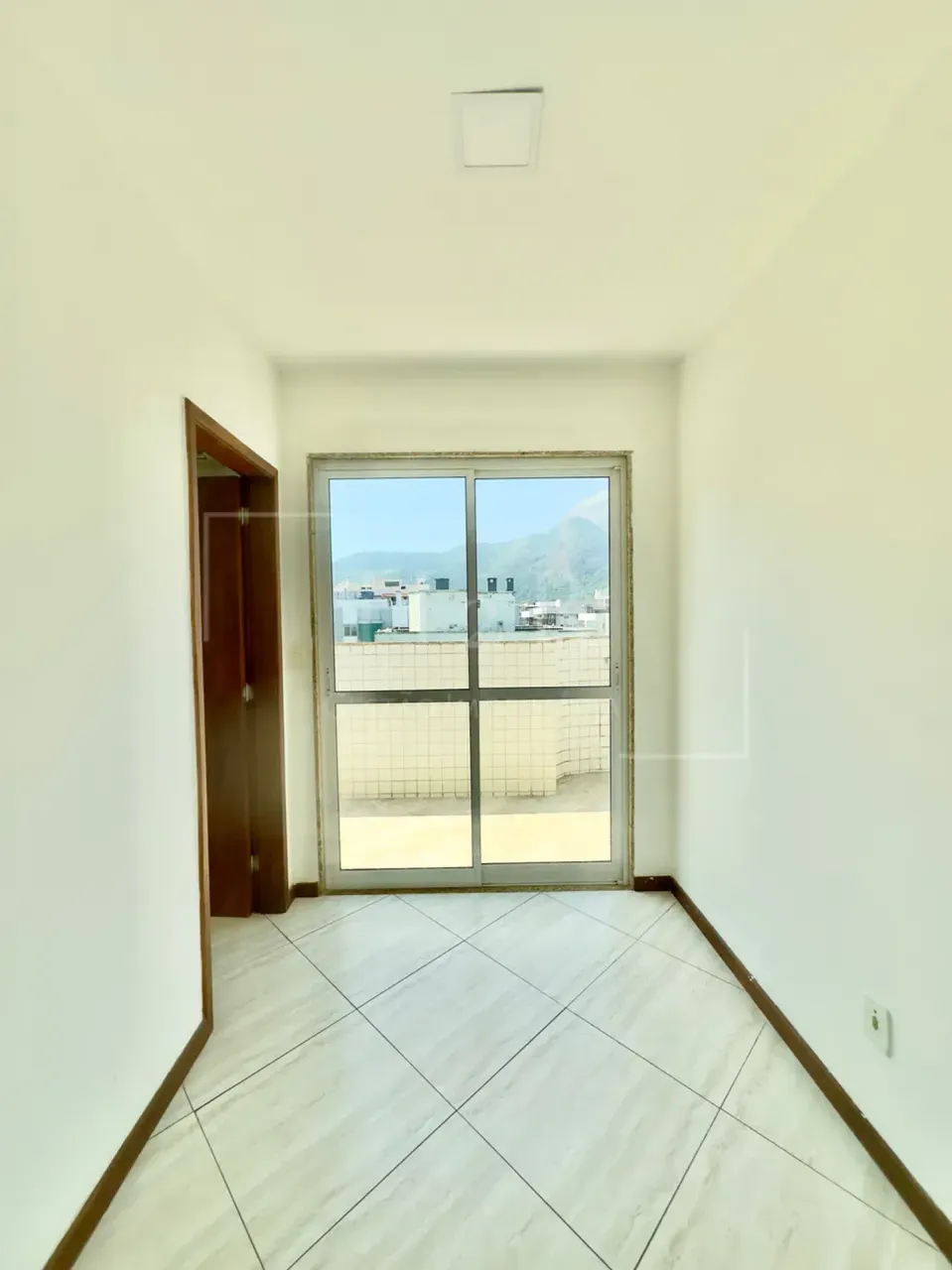 Furnished 3-bedroom apartment with balcony — photo 7