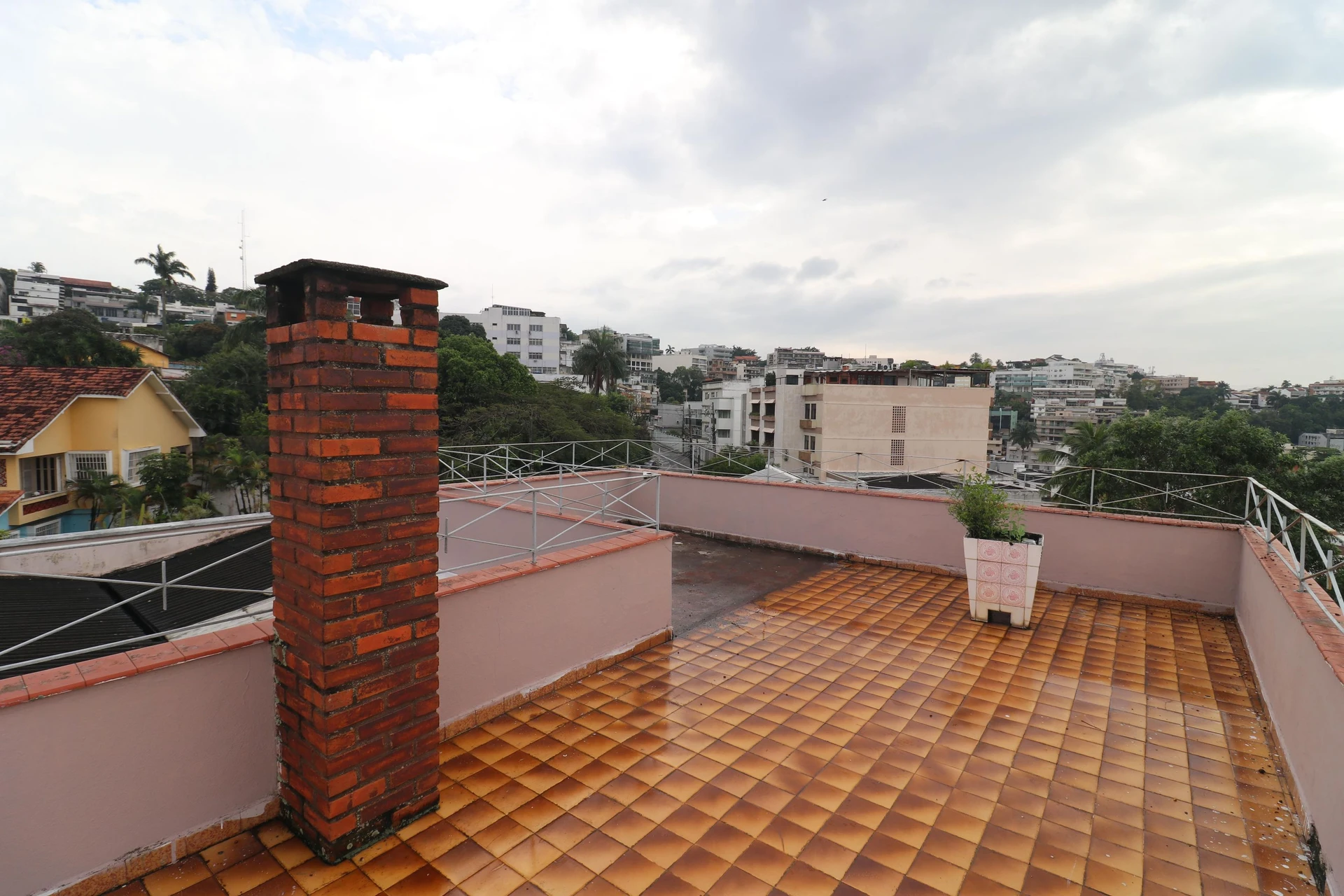 10-bedroom house with a bathtub in Rio de Janeiro — photo 36