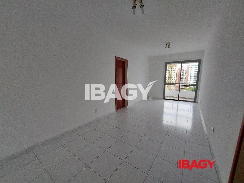 Apartamento de 3 dormitorios con 2 baños y 1 plaza — photo 3