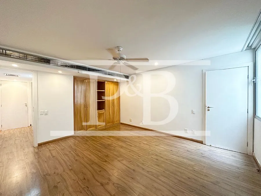 3-bedroom apartment with 220 m² and laundry area — photo 23