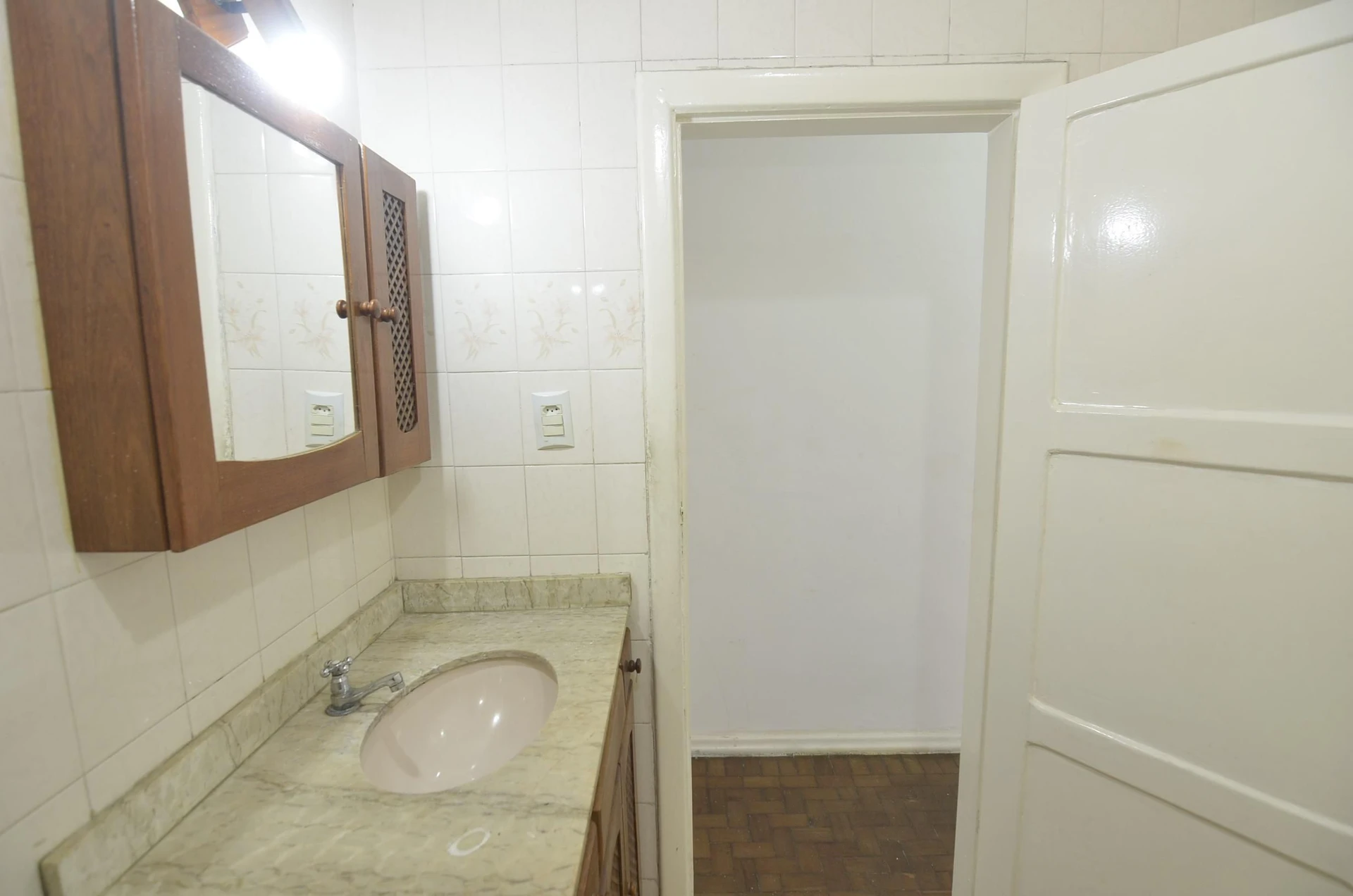 Apartment, 85 m², with wood or laminate floors — photo 24