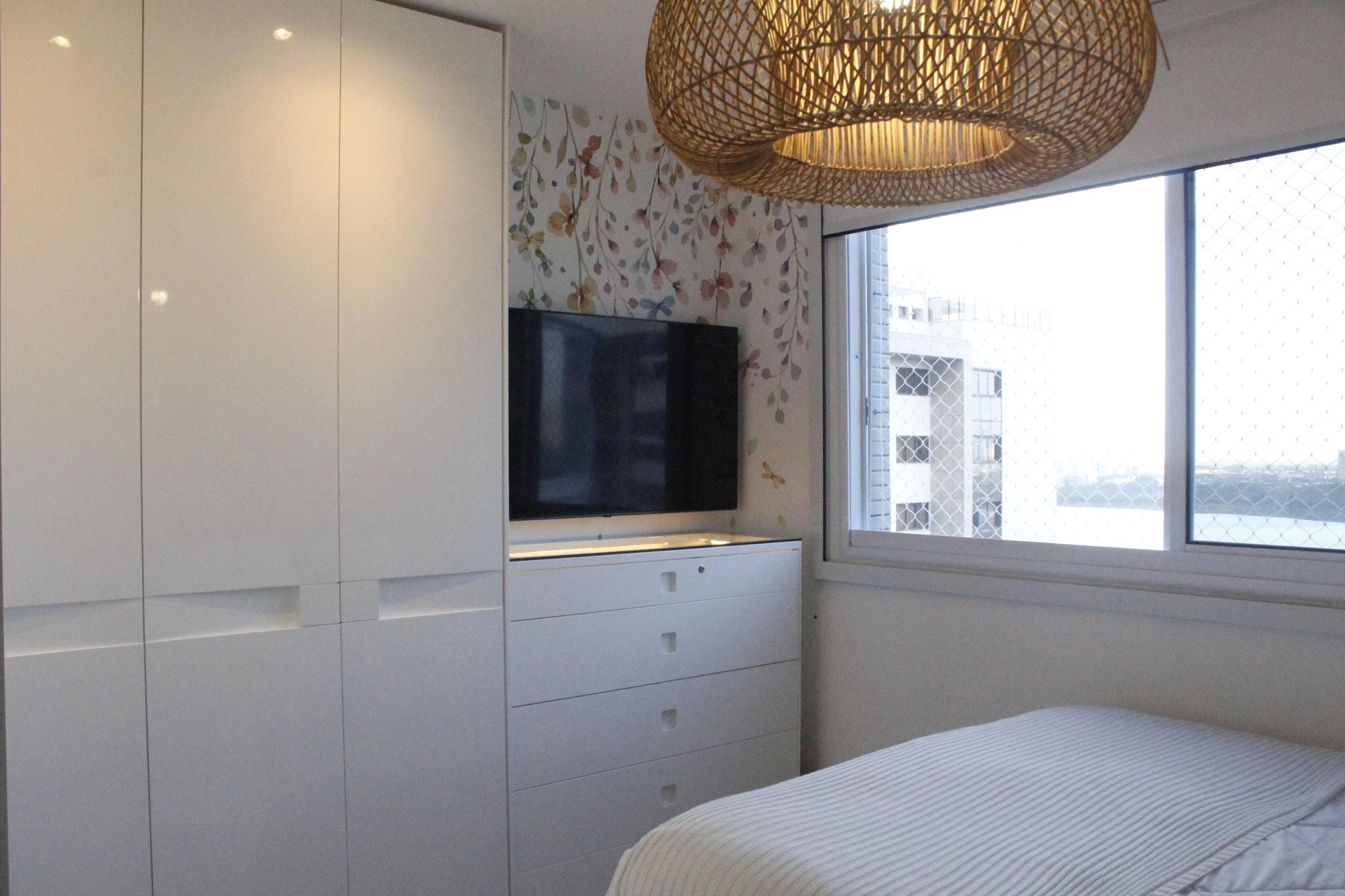 Glass-enclosed balcony in a 3-bedroom apartment, 115 m² — photo 3