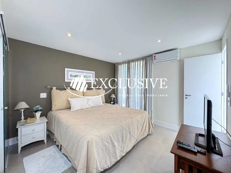 3-bedroom apartment in a building with a pool — photo 13
