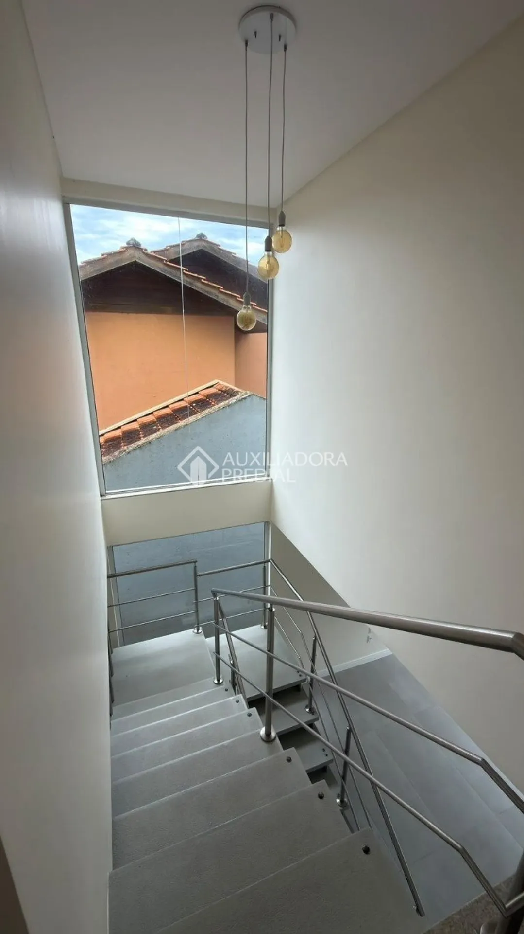 Balcony with a grill in a 4-bedroom house, 120 m² — photo 31