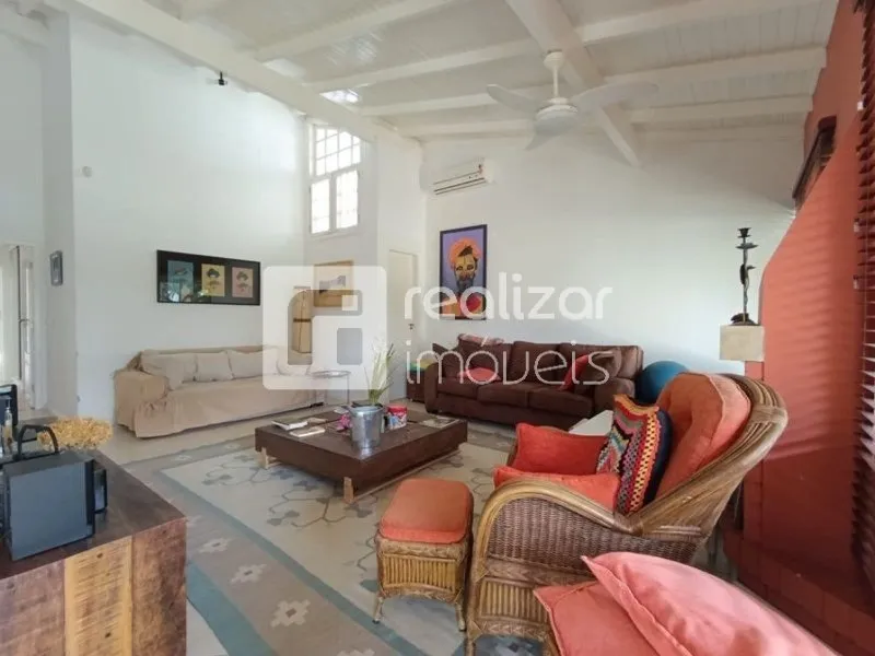 4-bedroom house with a garden