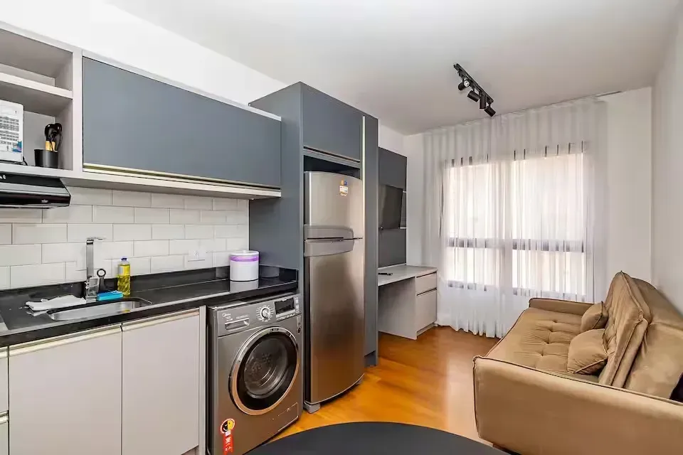 Furnished 1-bedroom apartment with open-plan kitchen — photo 9