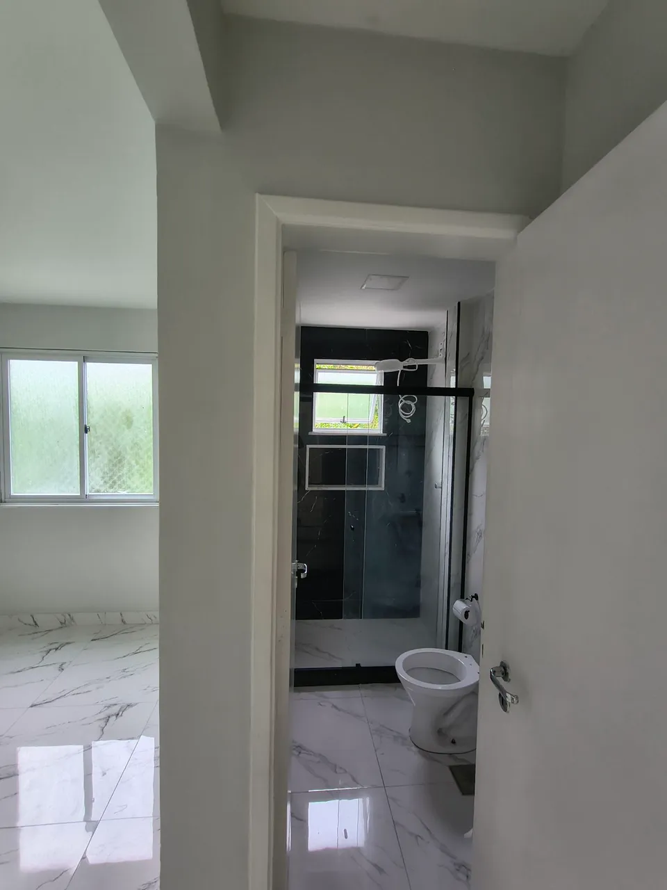 Unfurnished 1-bedroom apartment with open-plan kitchen — photo 18