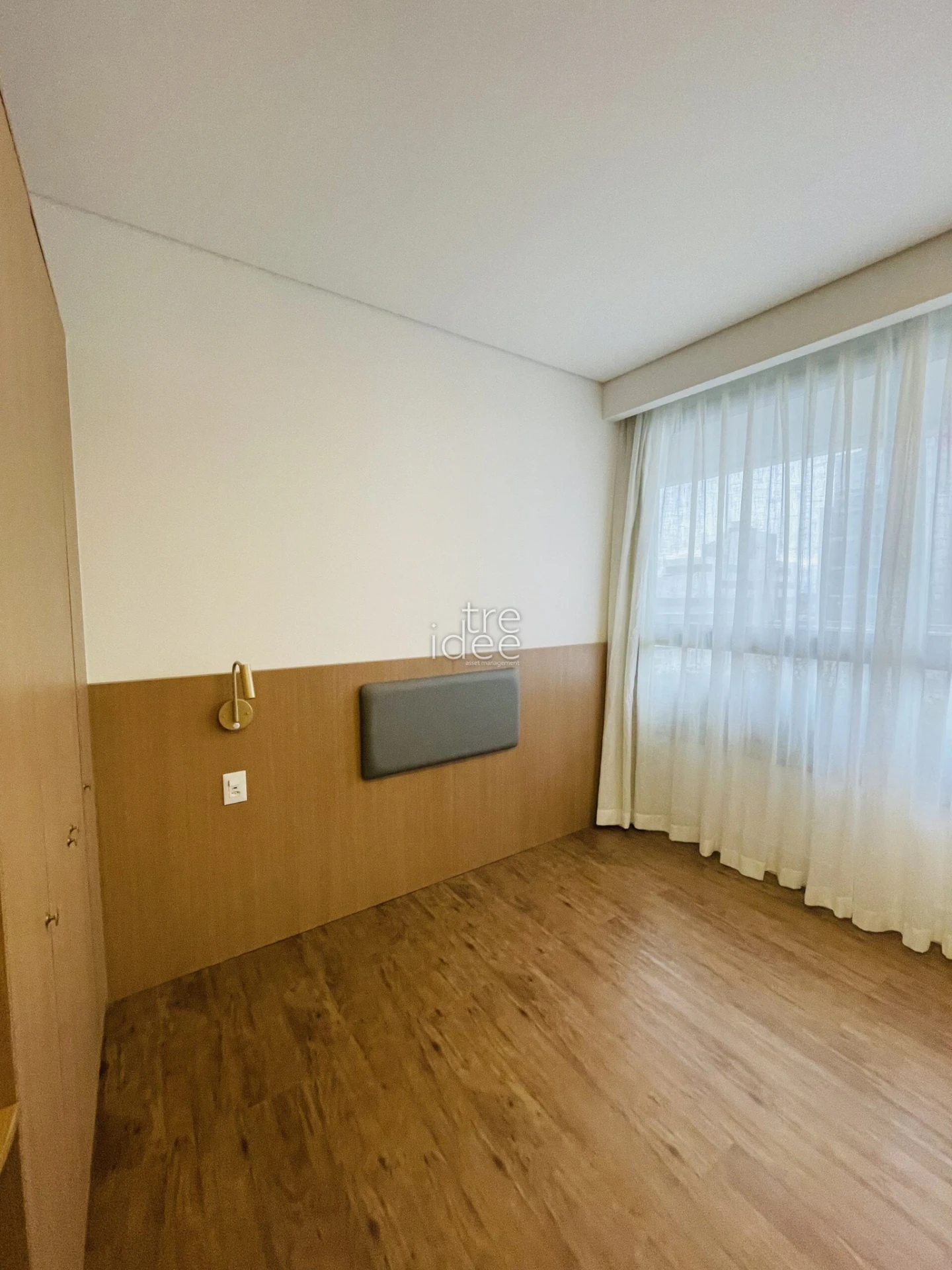 Furnished apartment, 80 m², with floor-to-ceiling windows — photo 9