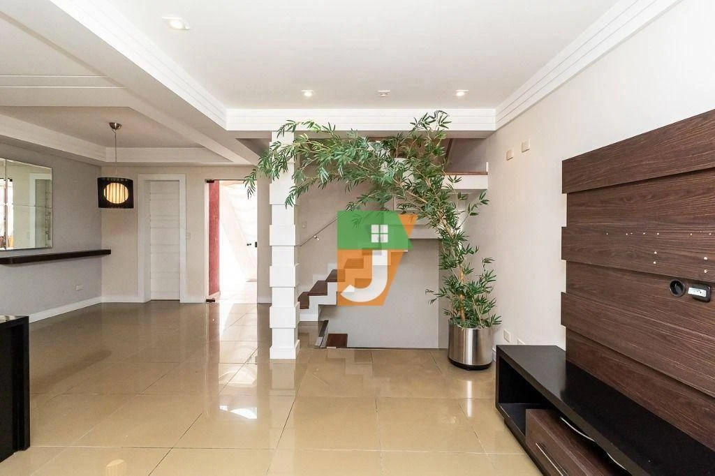 Casa de 280 m² com espaço de home office e banheira — photo 36