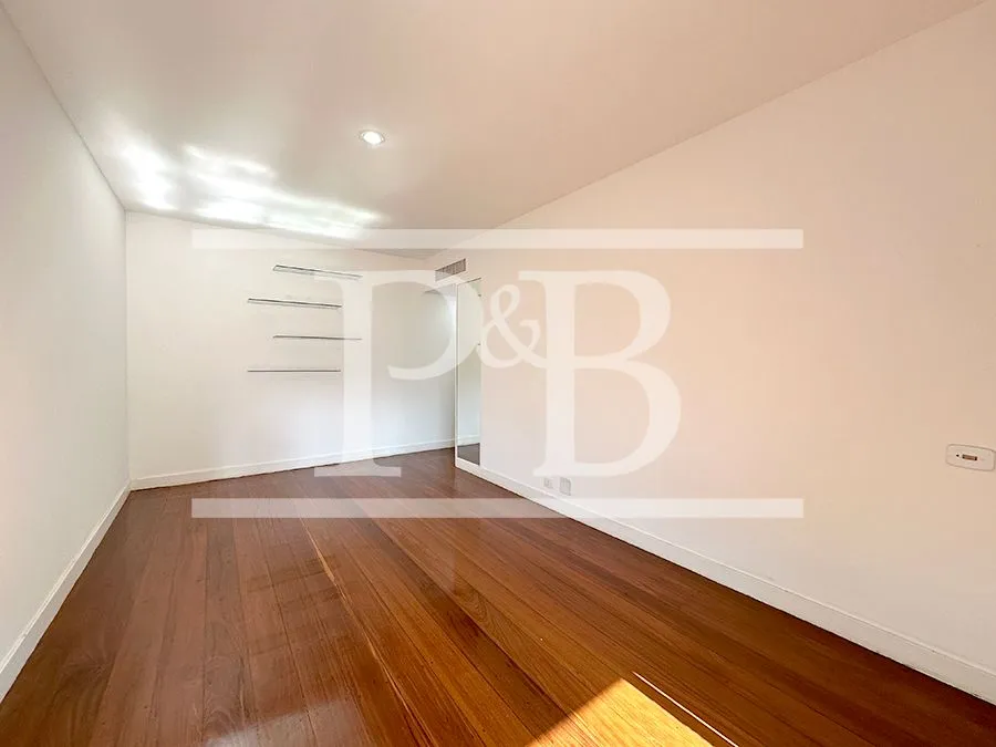 4-bedroom apartment with balcony and 319 m² — photo 27