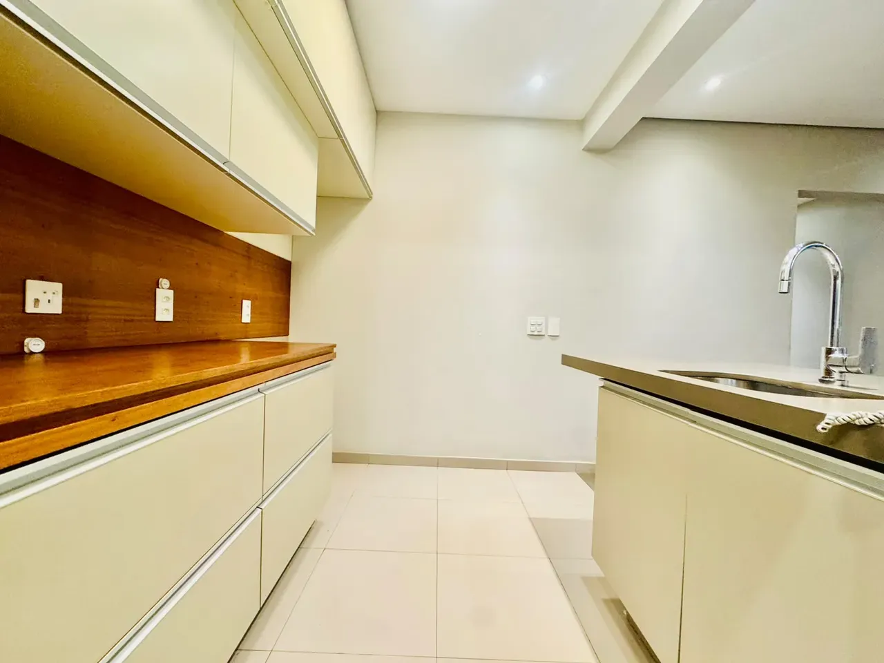 4-bedroom apartment with wood or laminate floors — photo 38