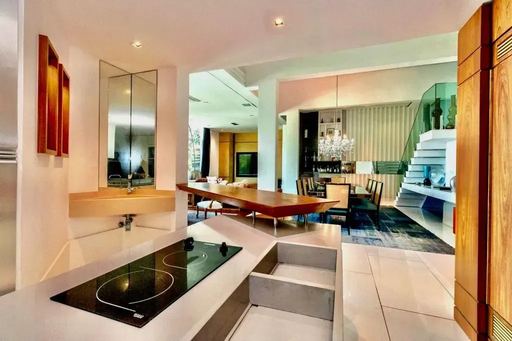 House with 5 bedrooms and open-plan kitchen plus balcony — photo 2