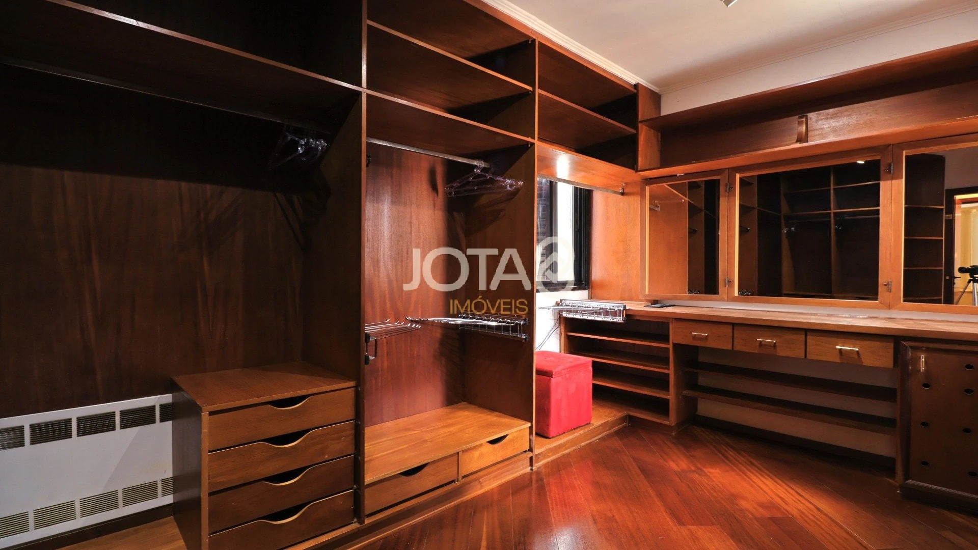 88 m² apartment with a bathtub and floor-to-ceiling windows — photo 4