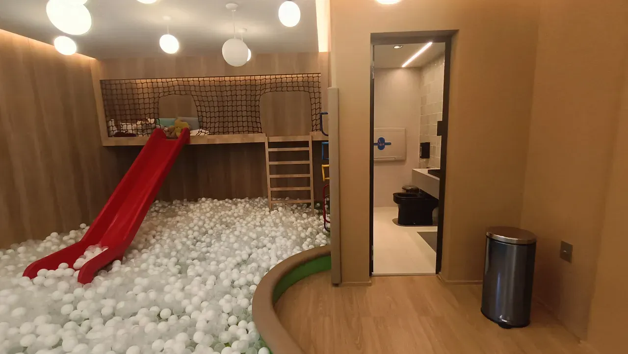Квартира 73 м² с застеклённым балконом и видом на горы — photo 24