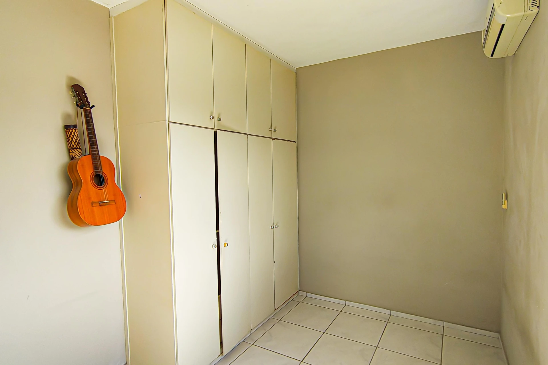 3-bedroom apartment in a building with a gym — photo 26