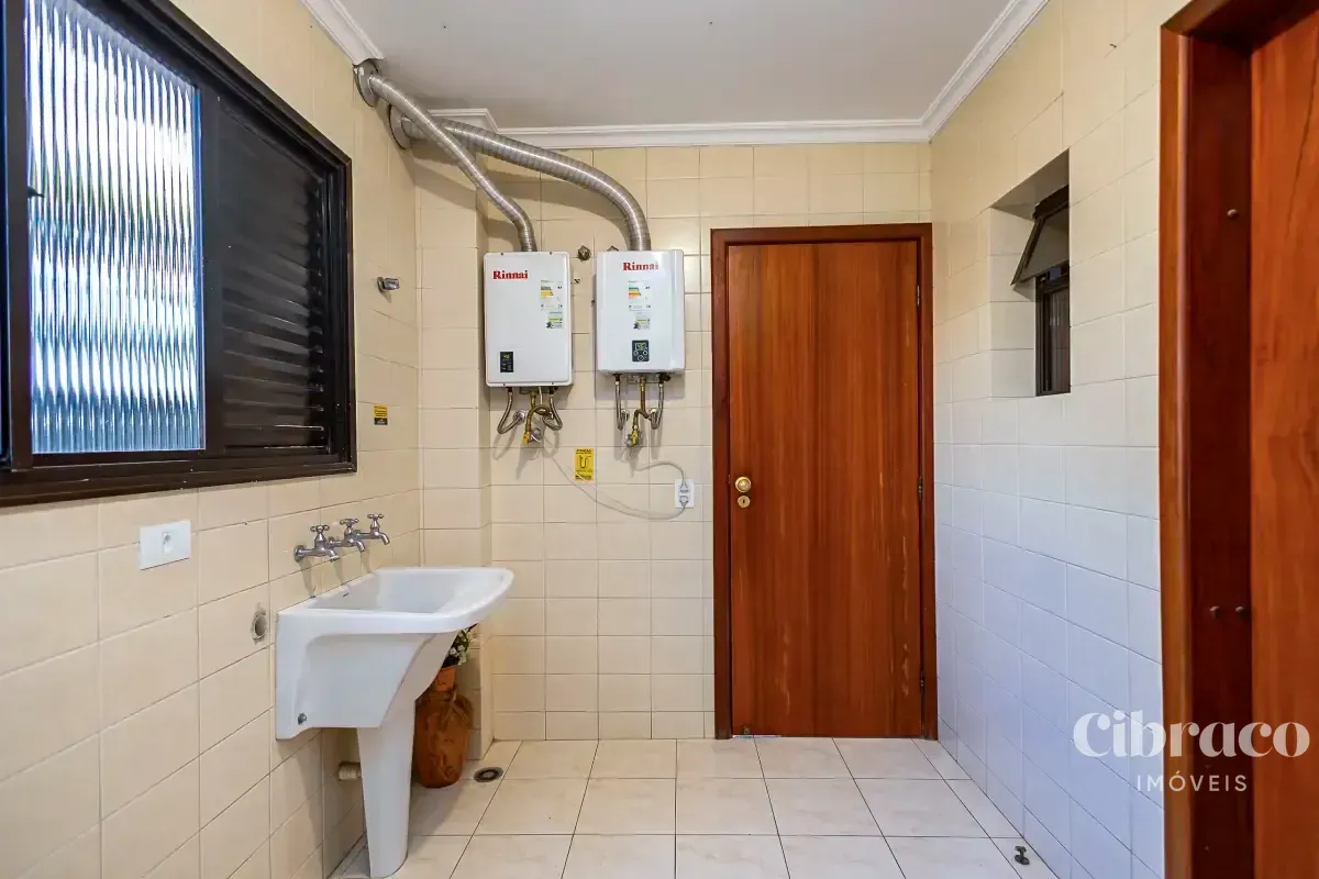 250 m² apartment with 3 bedrooms and a balcony — photo 18