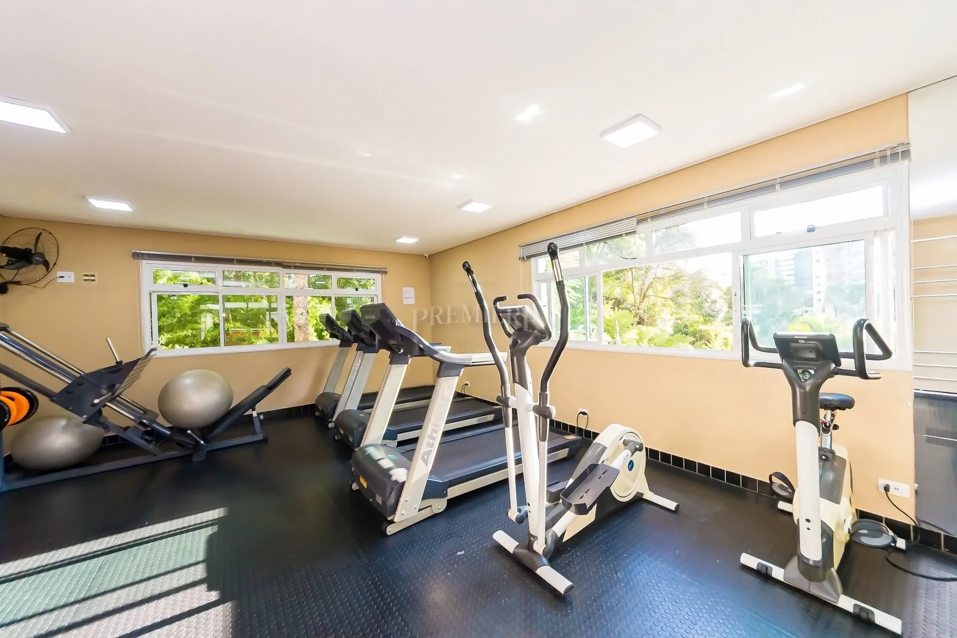 3-bedroom apartment in a building with a gym — photo 5