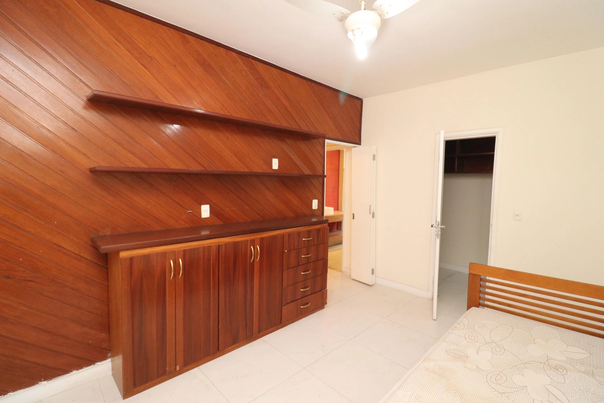 Vestidor y 5 dormitorios: casa de 420 m² — photo 101