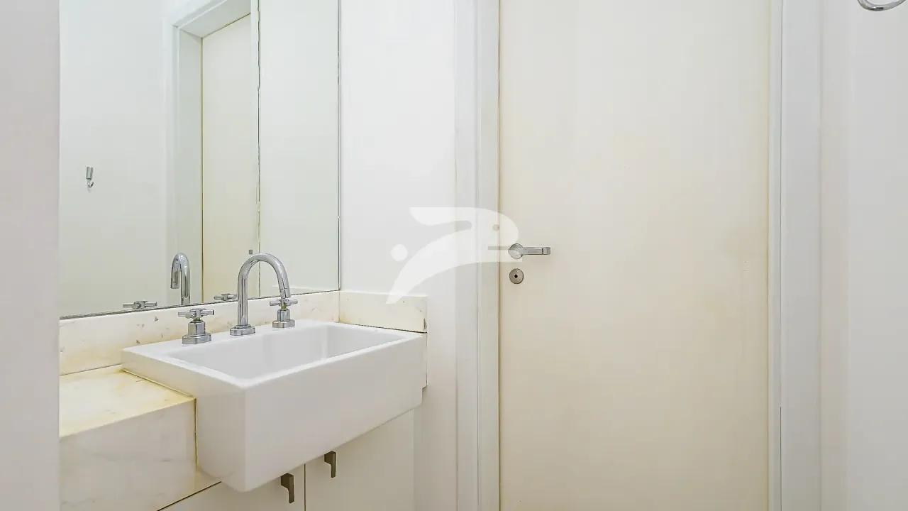 1-bedroom apartment with a balcony and fitted kitchen — photo 2