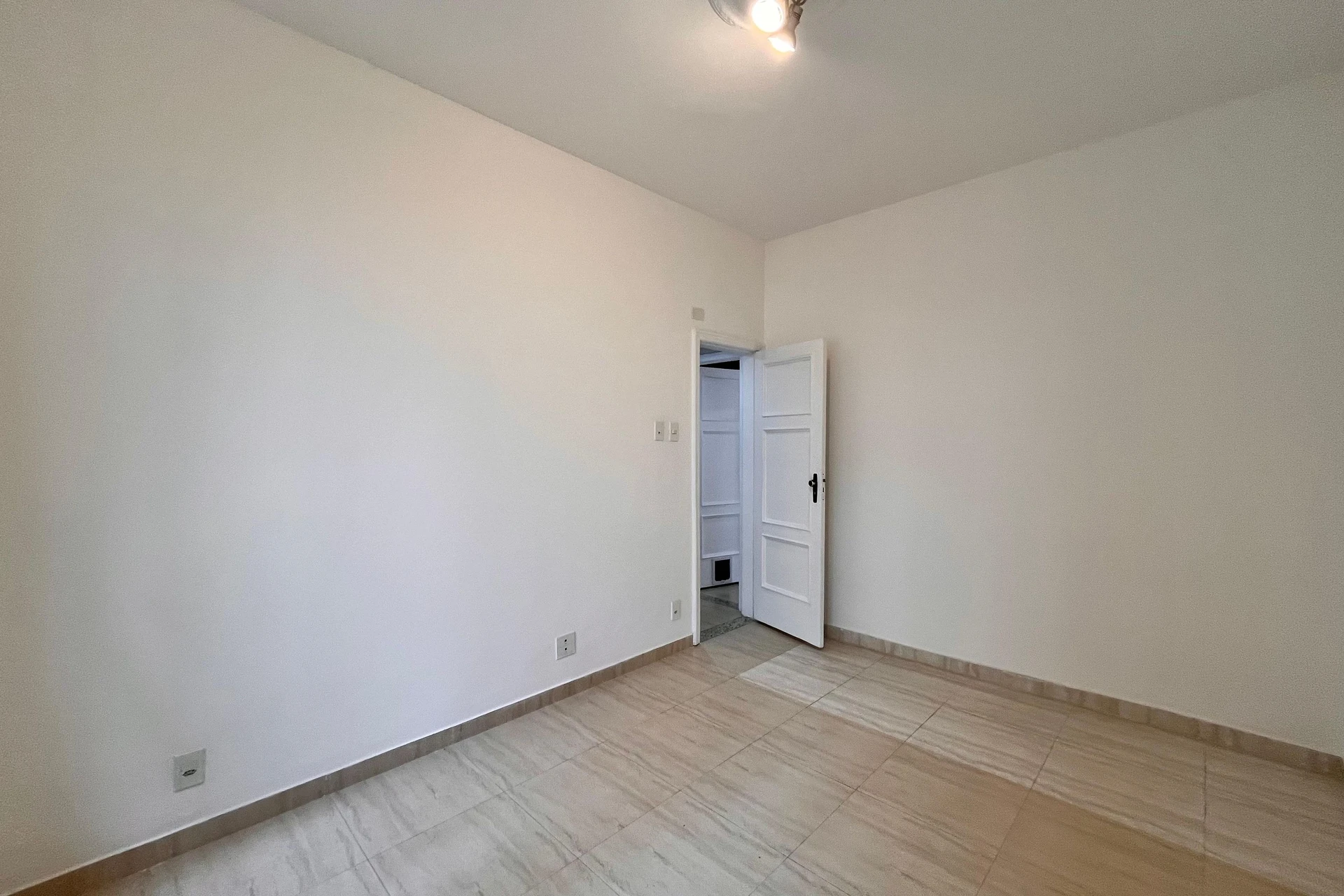 3-bedroom apartment with separate kitchen and electric stove — photo 32