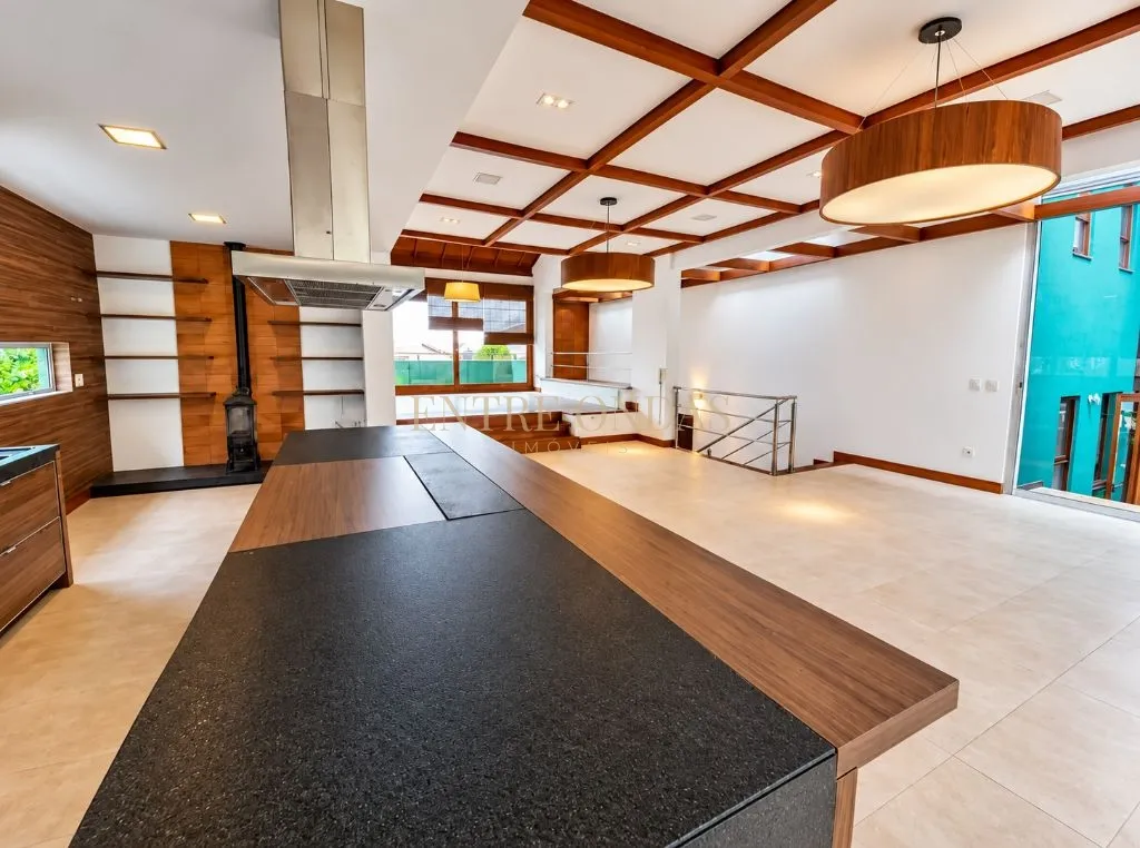 700 m² house with a bathtub and a fireplace — photo 3