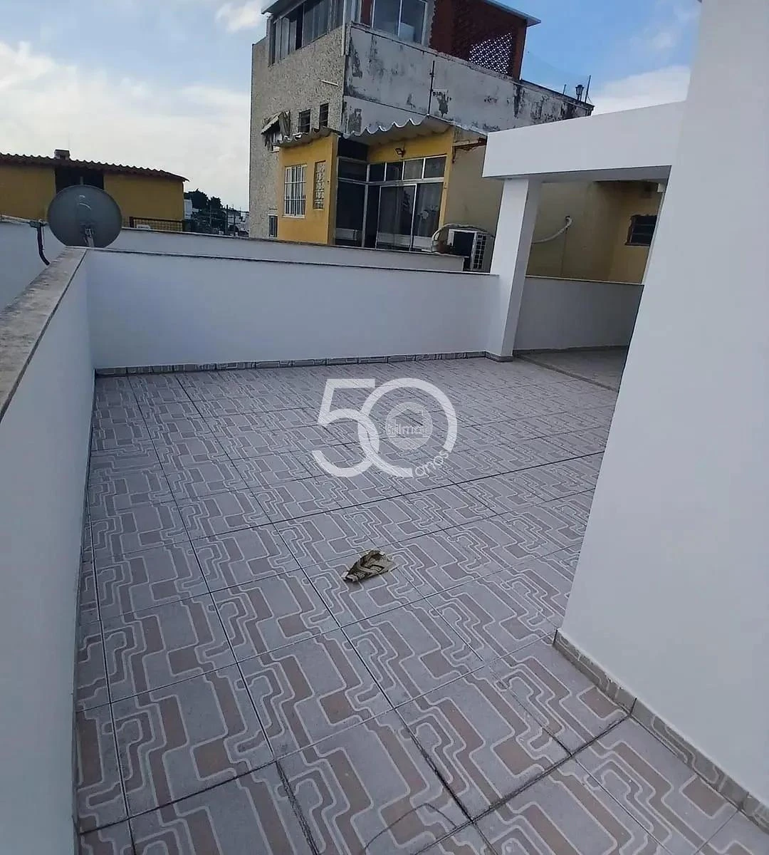 Casa con parrilla empotrada en el balcón — photo 2