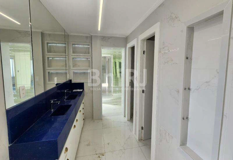 House with 6 bedrooms and 500 m² with 2 parking spaces — photo 21