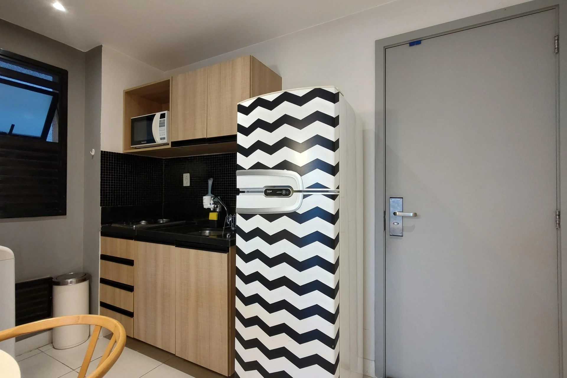 Furnished 1-bedroom apartment with an open-plan kitchen — photo 14