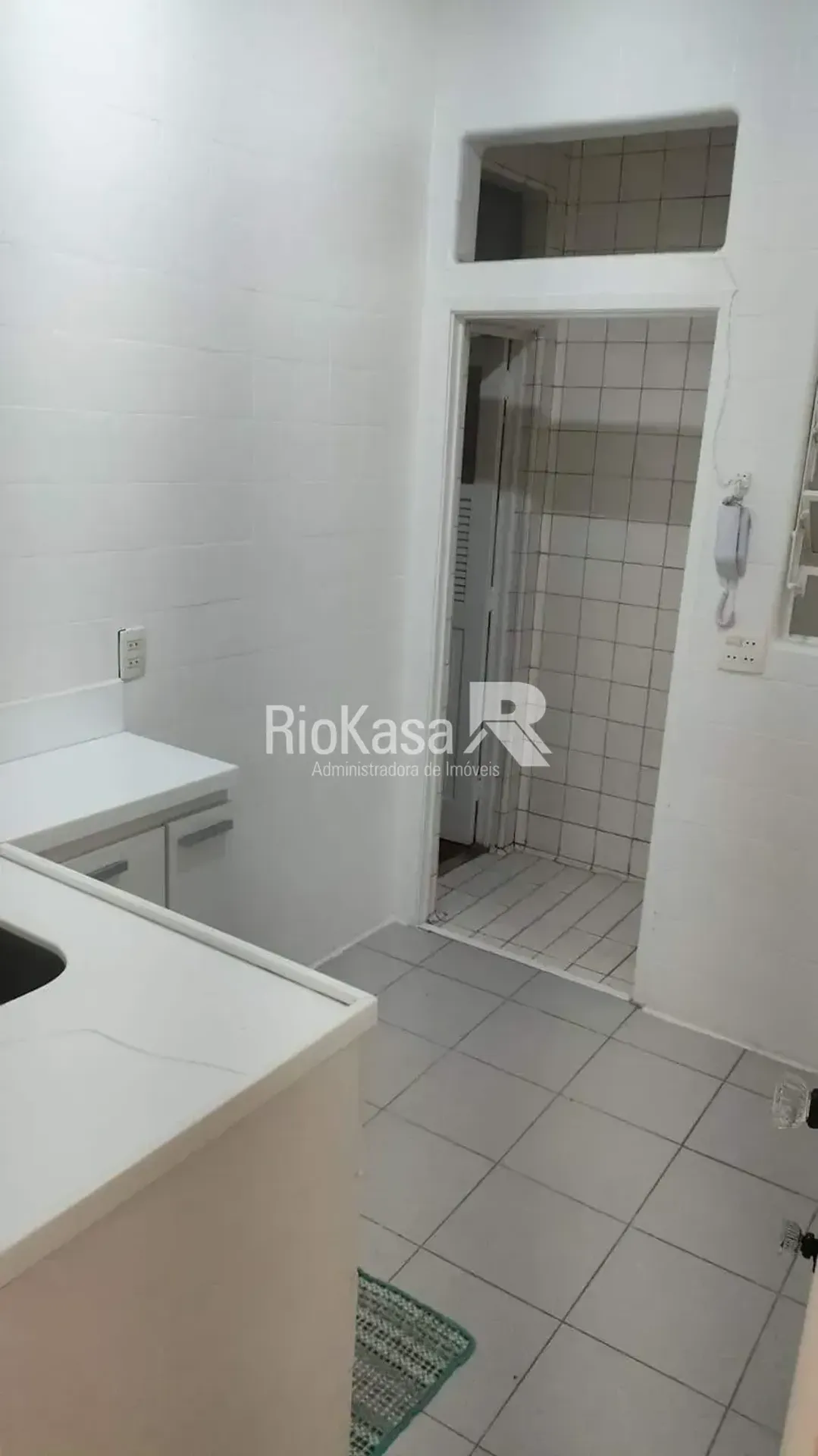 Wood or laminate floors in a 3-bedroom apartment, 85 m² — photo 5