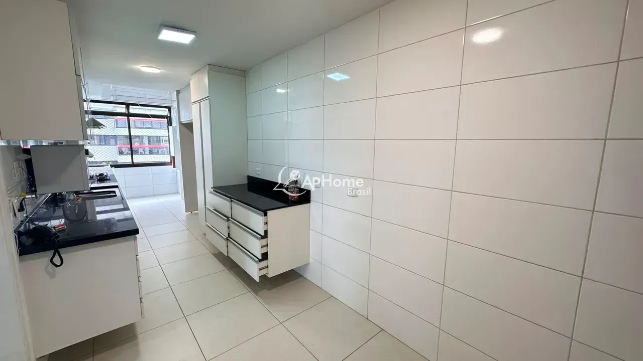 Unfurnished 4-bedroom apartment with glassed-in balcony — photo 15