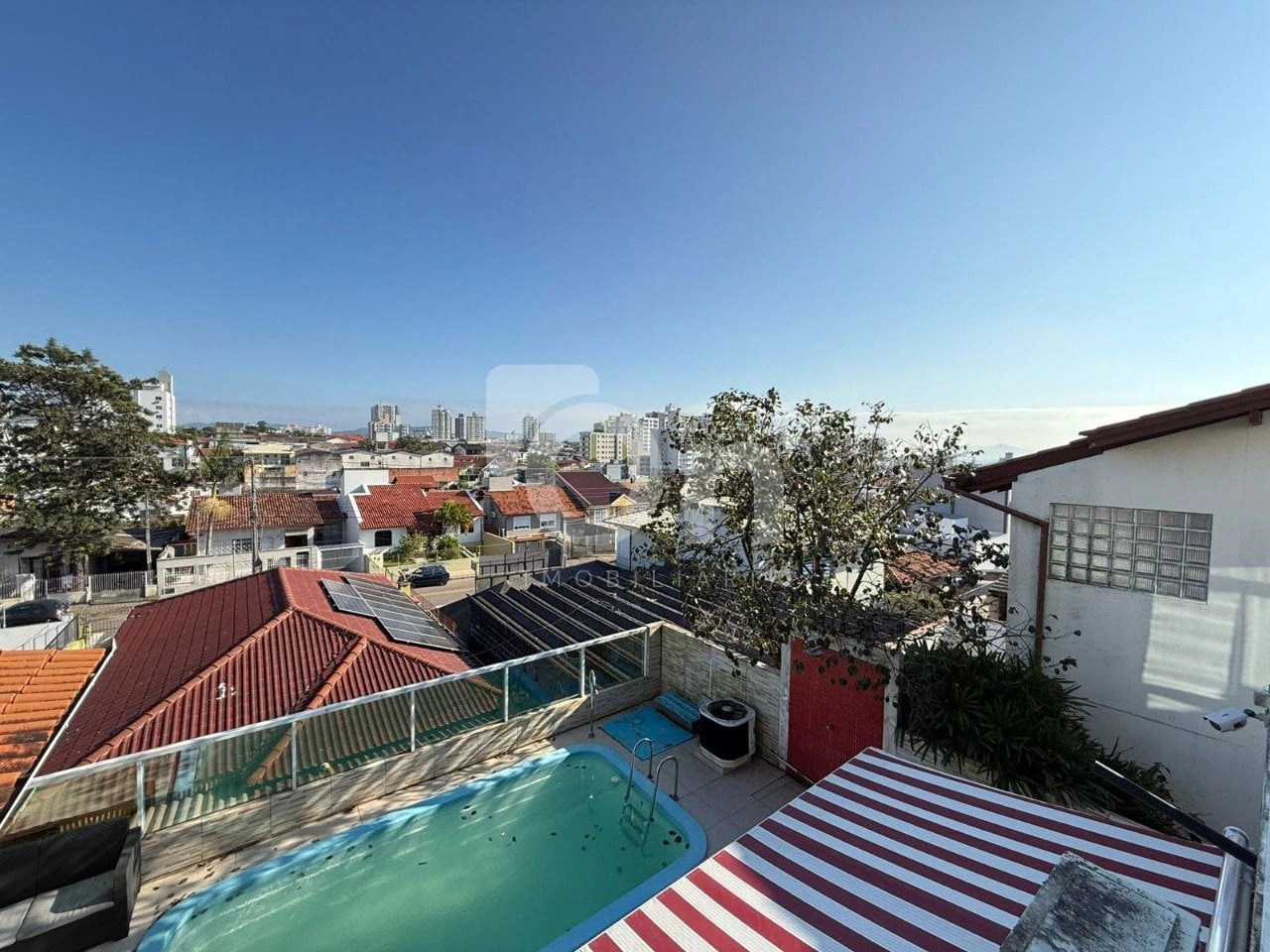 Floor-to-ceiling windows in a 5-bedroom house, 300 m² — photo 24