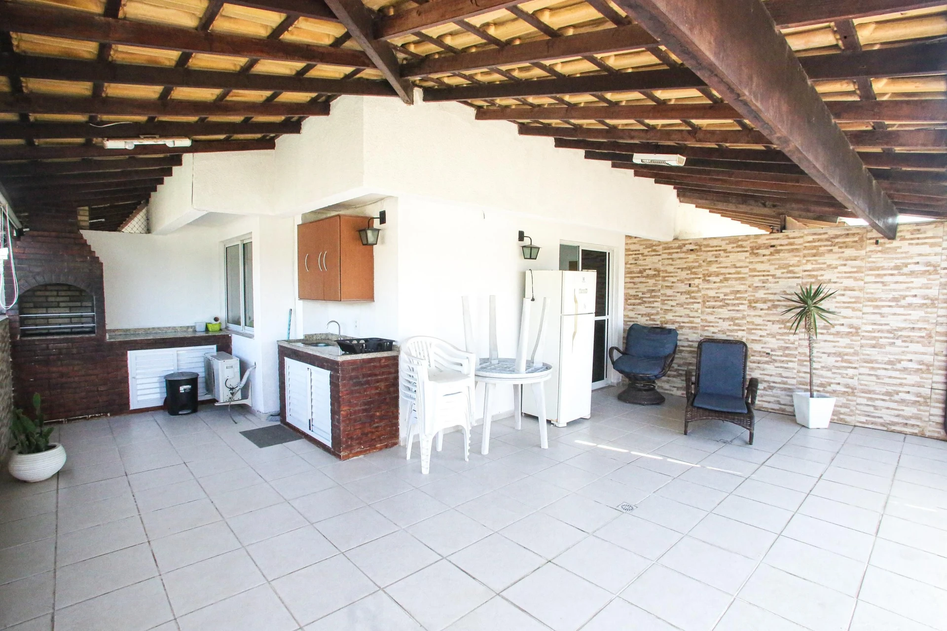 Glass-enclosed balcony in a 3-bedroom apartment, 131 m² — photo 13