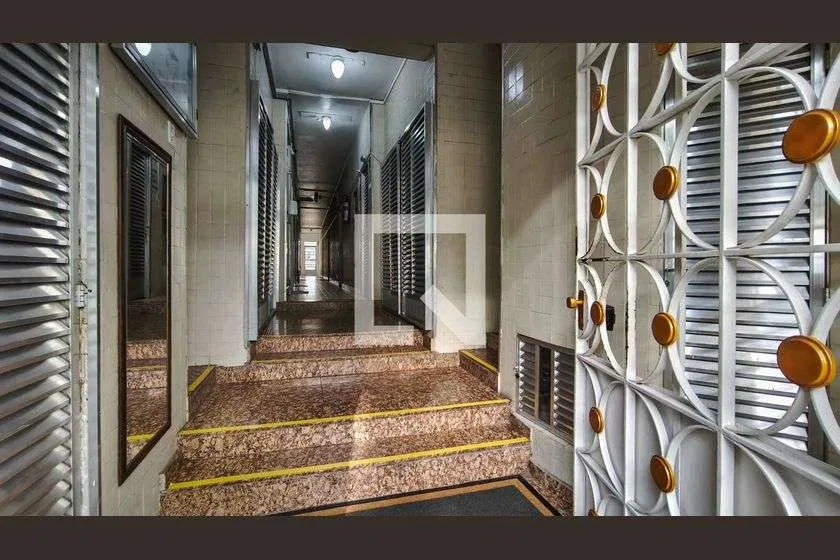One-bedroom apartment with wood or laminate floors — photo 13