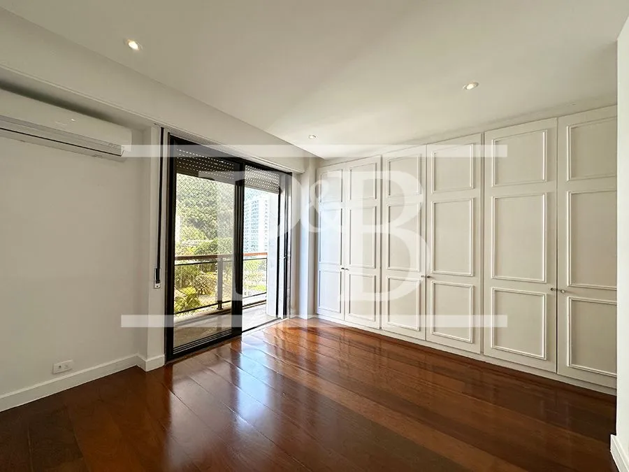 Квартира з 4 спальнями та балконом 410 м² — photo 26