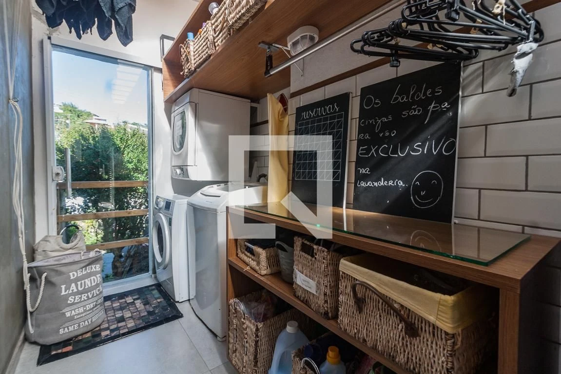 Furnished studio in a building with a pool — photo 37