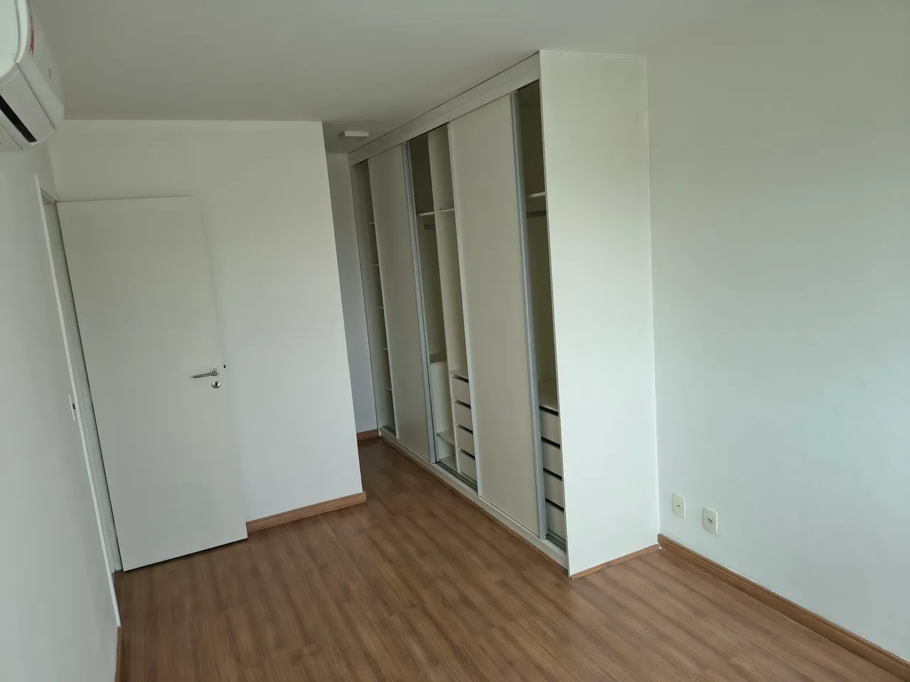 2-bedroom apartment in a building with a gym — photo 15