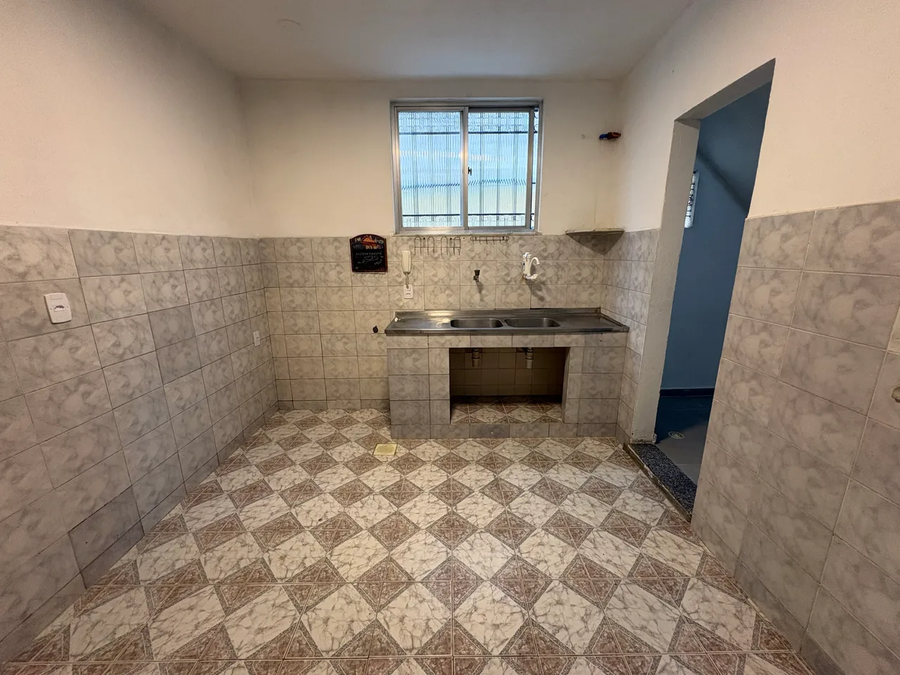 Vila house with 3 bedrooms and 3 bathrooms, no parking