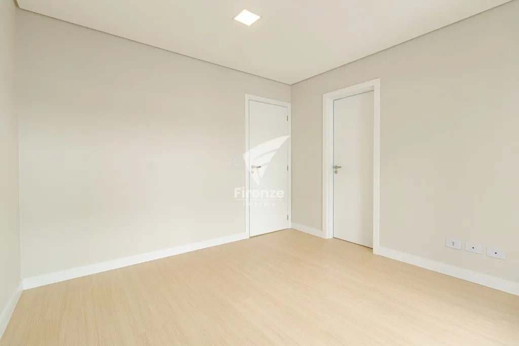 Furnished house with 4 bedrooms and 320 m² — photo 25