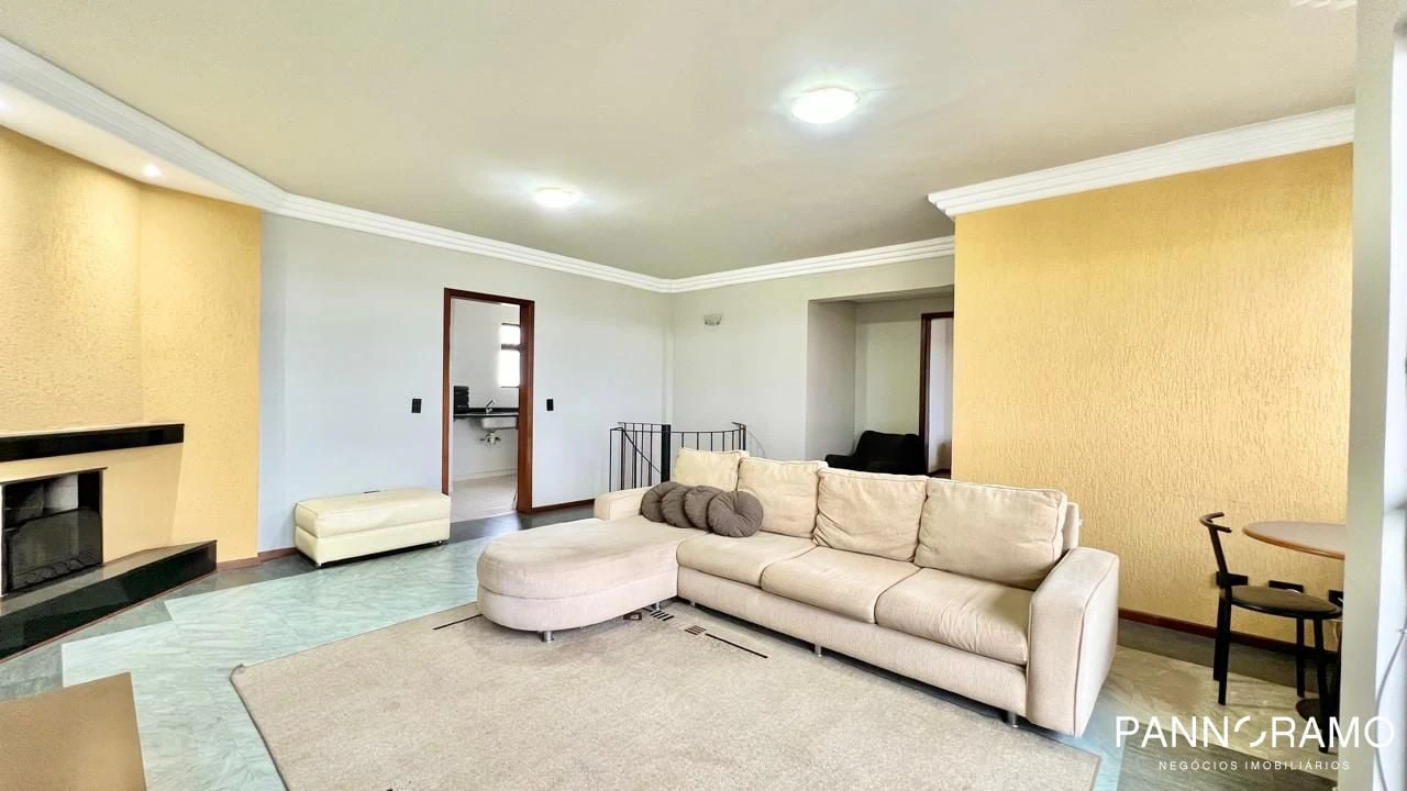 Walk-in closet in a 3-bedroom apartment, 186 m²