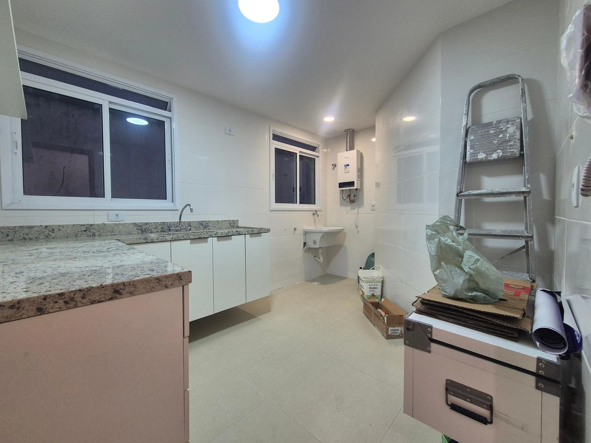 3-bedroom apartment with a grill on the balcony — photo 27
