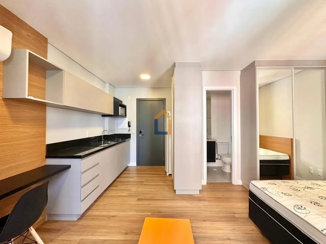 Furnished 26 m² apartment with a glass shower box — photo 2