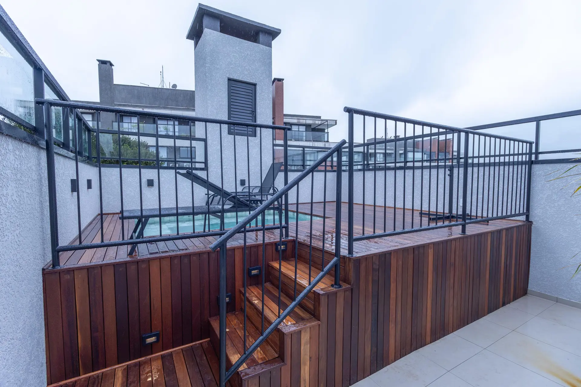 28 m² studio with a home office and a glass-enclosed balcony — photo 22