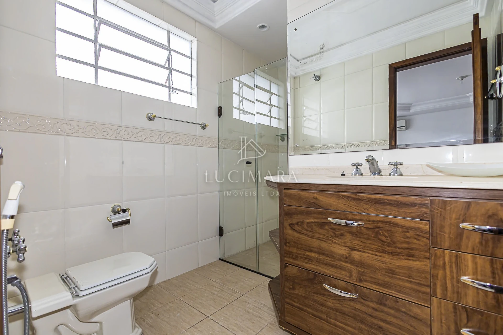 Wood or laminate floors in a 2-bedroom house, 170 m² — photo 10
