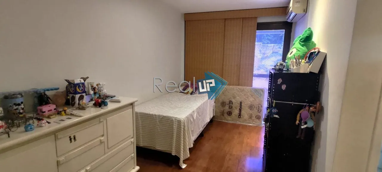 Unfurnished apartment with 3 bedrooms and a glazed balcony — photo 11