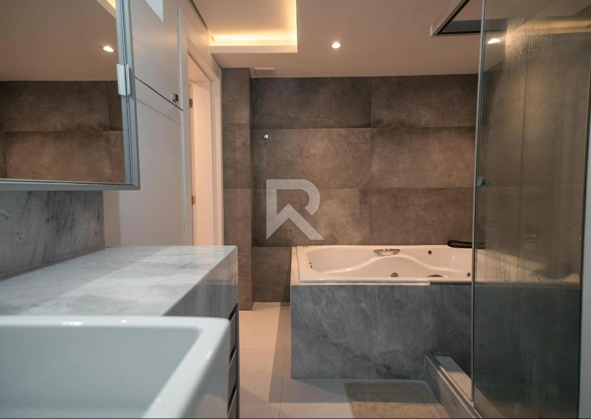 Casa con ventanales de piso a techo en Curitiba — photo 22