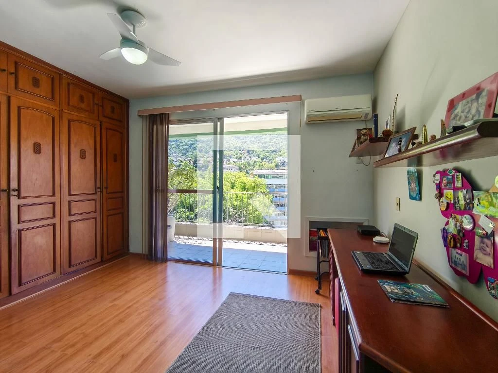 Furnished 4-bedroom apartment with balcony — photo 122