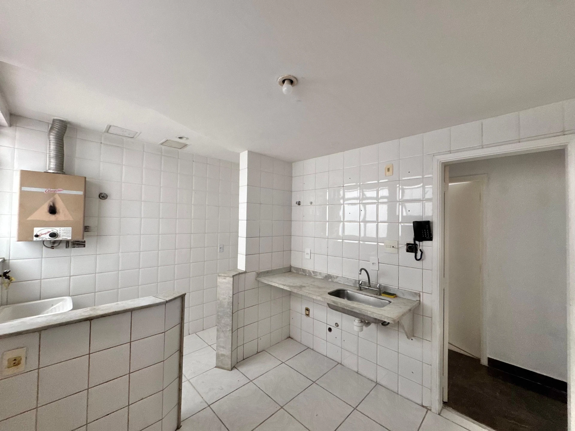 3-bedroom apartment with a balcony and laundry area — photo 9